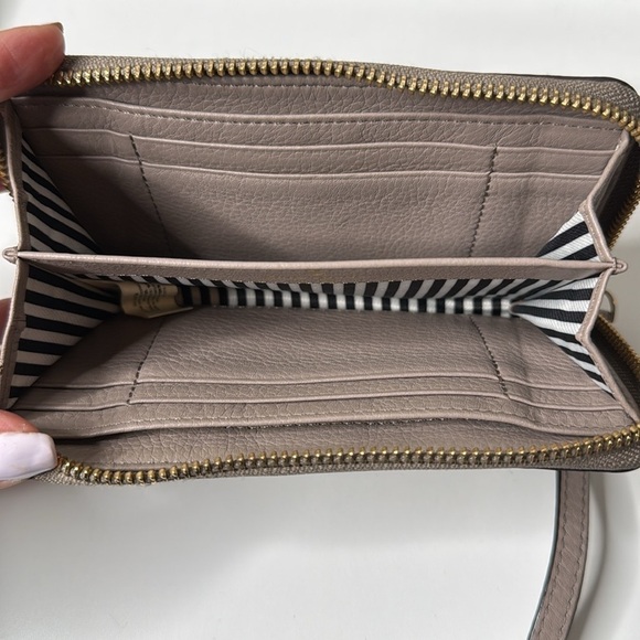 Kate Spade New York Cobble Hill Medium Lacey Wristlet in Warm Putty NWT - Picture 4 of 6